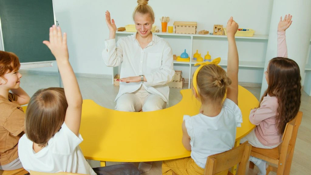 Niños de 6 años en clase phonics con profesora nativa británica.
