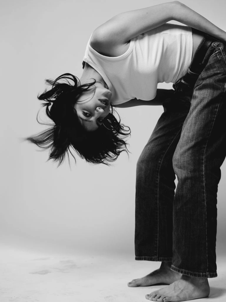 Retrato en blanco y negro de Eleanor, profesora nativa especializada en phonics.